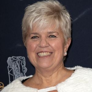 Il lui est difficile d'accepter ce handicap malgré le soutien de ses proches.

Mimie Mathy pose sur le tapis rouge de la cérémonie des César 2020 pour un épisode de la série « Call my agent », à la Salle Pleyel à Paris, le 28 février 2020, à Paris, en France. Photo de David Niviere/ABACAPRESS.COM