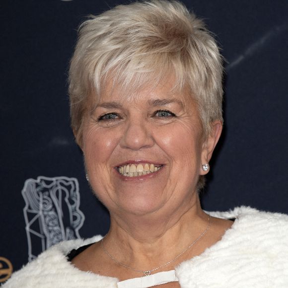 Il lui est difficile d'accepter ce handicap malgré le soutien de ses proches.

Mimie Mathy pose sur le tapis rouge de la cérémonie des César 2020 pour un épisode de la série « Call my agent », à la Salle Pleyel à Paris, le 28 février 2020, à Paris, en France. Photo de David Niviere/ABACAPRESS.COM