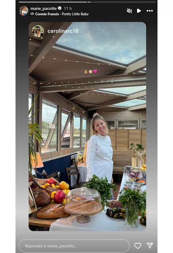 En s'affichant le ventre arrondi.

Marie Pacotte, candidate de la 15e saison de "Top Chef".