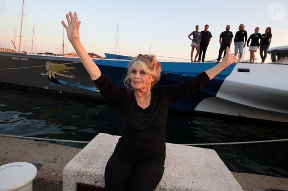 Exclusif - Brigitte Bardot pose avec l'équipage de Brigitte Bardot Sea Shepherd, le célèbre trimaran d'intervention de l'organisation écologiste, sur le port de Saint-Tropez, le 26 septembre 2014 en escale pour 3 jours à deux jours de ses 80 ans. Cela fait au moins dix ans qu'elle n'est pas apparue en public sur le port tropézien.