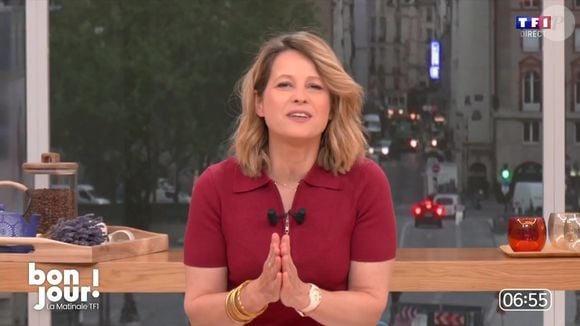 Maud Descamps, son joker officiel, a pris sa place à la présentation de la matinale.

Maud Descamps dans "Bonjour !", la matinale de TF1, lundi 4 mai 2026

Capture d'écran TF1