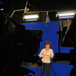 Photo d'archives du 2 novembre 2012. 24 heures avec Catherine Laborde. Journée à TF1 Météo. Catherine Laborde présente le bulletin météo en direct sur un fond bleu truqué.  Photo by Pascal Baril/ABACAPRESS.COM