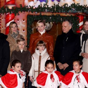 La princesse Charlene de Monaco avec ses enfants, le prince héréditaire Jacques et la princesse Gabriella, a Inauguré le traditionnel Marché de Noël de Monaco, le 6 décembre 2024. Ils étaient accompagné par le nouveau ministre d'Etat de la Principauté, M. Didier Guillaume, de M. Geoges Marsan, le maire de Monaco et certains de ses adjoints. Le Marché est ouvert jusqu'au 5 janvier 2025. 24 chalets décorés proposent des produits artisanaux, idées cadeaux ou décorations de Noël aux visiteurs, et aussi 21 stands gourmands avec des spécialités à déguster dans la zone restauration. © JC VINAJ / Pool Monaco / Bestimage