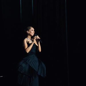 Celine Dion, tenue et bijoux Boucheron, lors de son premier concert à la Plénitude Arena à Paris La Défense le 12 septembre 2026. 

Photo : Agence / Bestimage