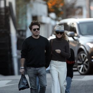 Exclusif - Laeticia Hallyday est allée déjeuner avec son nouveau compagnon Frédéric et ses filles Jade et Joy à Venice le 17 janvier 2025. Agence / Bestimage