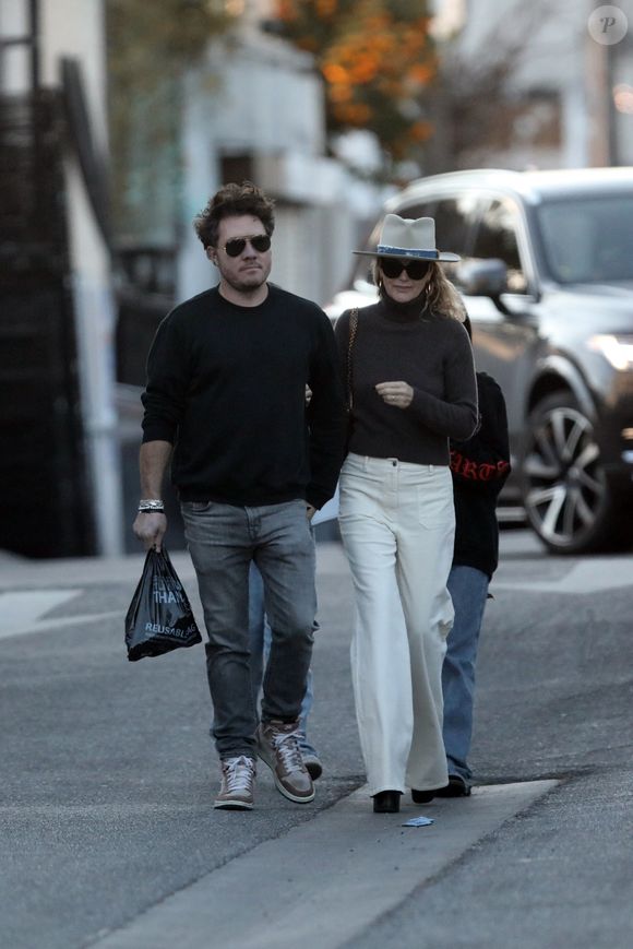 Exclusif - Laeticia Hallyday est allée déjeuner avec son nouveau compagnon Frédéric et ses filles Jade et Joy à Venice le 17 janvier 2025. Agence / Bestimage