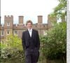 ... De même que son oncle Harry.

Londres-Royaume-Uni, 12/5/2003. Le Prince Harry, fils cadet du Prince de Galles, qui terminera ses études à Eton College à la fin du mois, porte la School Dress, qui consiste en une queue de pie et un gilet noirs, ainsi que des épingles © Kirsty Wigglesworth/PA/ABACA.