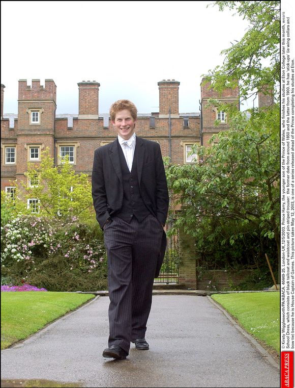... De même que son oncle Harry.

Londres-Royaume-Uni, 12/5/2003. Le Prince Harry, fils cadet du Prince de Galles, qui terminera ses études à Eton College à la fin du mois, porte la School Dress, qui consiste en une queue de pie et un gilet noirs, ainsi que des épingles © Kirsty Wigglesworth/PA/ABACA.