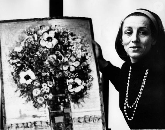 Le 9 avril 1973 - Mougins, France - La peintre FRANCOISE GILOT, ancienne compagne de Pablo Picasso et mère de ses deux enfants, avec une œuvre d'art.  (Image : ? Keystone Press Agency/ZUMA Press Wire)