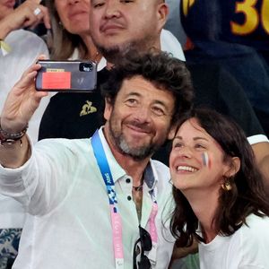 Patrick Bruel dans les tribunes pendant la finale de basketball opposant les Etats-Unis à la France (98-87) lors des Jeux Olympiques de Paris 2024 (JO) à l'Arena Bercy, à Paris, France, le 10 août 2024. © Jacovides-Perusseau/Bestimage