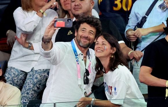 Patrick Bruel dans les tribunes pendant la finale de basketball opposant les Etats-Unis à la France (98-87) lors des Jeux Olympiques de Paris 2024 (JO) à l'Arena Bercy, à Paris, France, le 10 août 2024. © Jacovides-Perusseau/Bestimage
