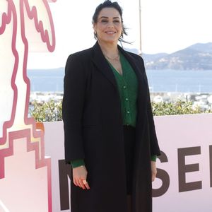 comme ce jour où elle a fait elle-même une cascade.

Lola Dewaere au photocall de la série "Astrid et Raphaëlle" lors de la 5ème saison du festival International des Séries "Canneseries" à Cannes, France, le 2 avril 2022. © Denis Guignebourg/Bestimage