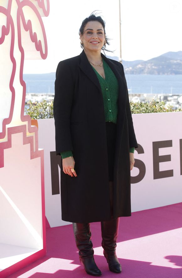 comme ce jour où elle a fait elle-même une cascade.

Lola Dewaere au photocall de la série "Astrid et Raphaëlle" lors de la 5ème saison du festival International des Séries "Canneseries" à Cannes, France, le 2 avril 2022. © Denis Guignebourg/Bestimage