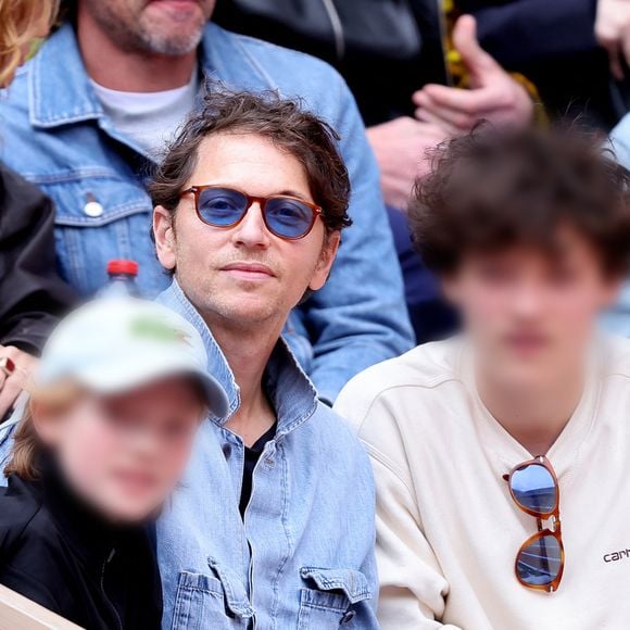Le chanteur Raphaël et ses enfants dans les tribunes lors des Internationaux de France de Tennis de Roland Garros 2025, à Paris, France, le 27 mai 2025. © Jacovides-Moreau/Bestimage