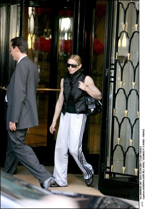 Il accueille aussi des artistes tels que Madonna ou encore Mariah Carey, ainsi que des responsables politiques de premier plan comme Bill Clinton et Hillary Clinton, renforçant son statut de lieu incontournable du luxe international.

Madonna sort de l’Hôtel George V à Paris (France).
Lunettes de soleil, survêtement, plan pied.
Agence / Bestimage.