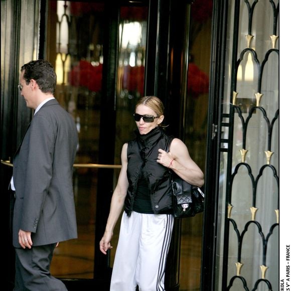 Il accueille aussi des artistes tels que Madonna ou encore Mariah Carey, ainsi que des responsables politiques de premier plan comme Bill Clinton et Hillary Clinton, renforçant son statut de lieu incontournable du luxe international.

Madonna sort de l’Hôtel George V à Paris (France).
Lunettes de soleil, survêtement, plan pied.
Agence / Bestimage.