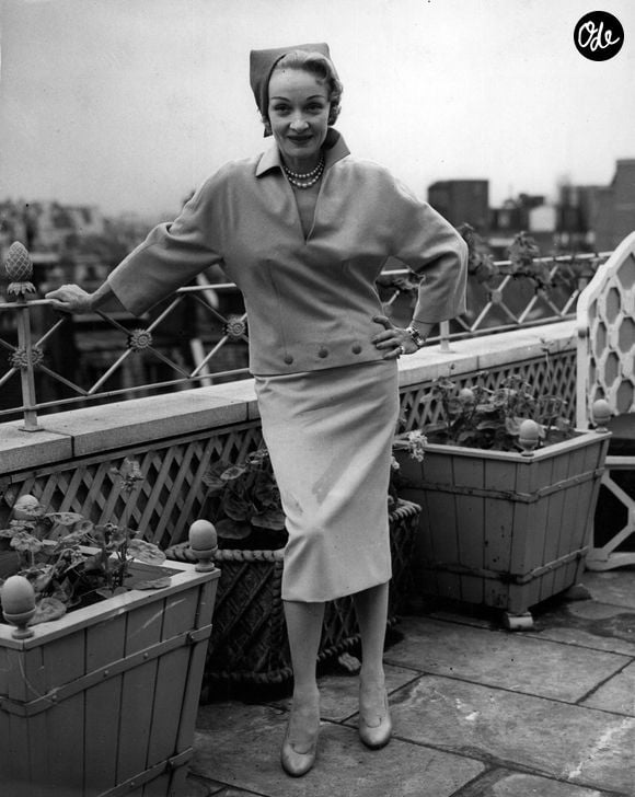 Très attachée à son image, elle recevait peu de visiteurs et menait une existence discrète.

1er janvier 1950 – Marlene Dietrich pose sur un toit-terrasse. (Crédit photo : Keystone Press Agency / ZUMA Press Wire)