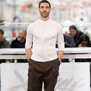 Mais cette exigence se paie parfois cher. Entre les tournages, son corps encaisse : "Je me tape plein de tendinites", avoue-t-il.

Tahar Rahim au photocall du film "Alpha" lors du 78ème Festival International du Film de Cannes, au Palais des Festivals à Cannes, France, le 20 mai 2025. © Jacovides-Moreau/Bestimage
