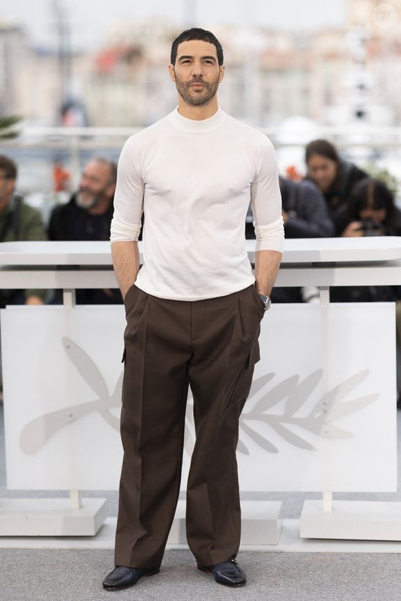 Mais cette exigence se paie parfois cher. Entre les tournages, son corps encaisse : "Je me tape plein de tendinites", avoue-t-il.

Tahar Rahim au photocall du film "Alpha" lors du 78ème Festival International du Film de Cannes, au Palais des Festivals à Cannes, France, le 20 mai 2025. © Jacovides-Moreau/Bestimage