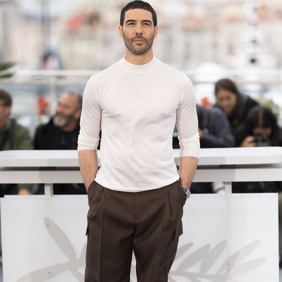 Mais cette exigence se paie parfois cher. Entre les tournages, son corps encaisse : "Je me tape plein de tendinites", avoue-t-il.

Tahar Rahim au photocall du film "Alpha" lors du 78ème Festival International du Film de Cannes, au Palais des Festivals à Cannes, France, le 20 mai 2025. © Jacovides-Moreau/Bestimage