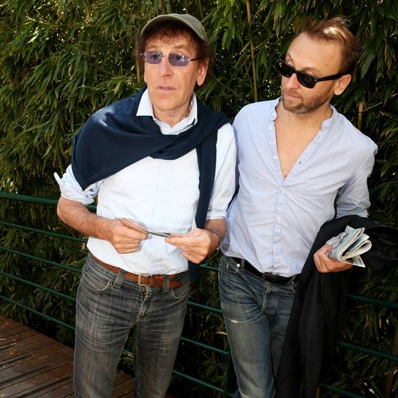 Alain Souchon et son fils Pierre au village lors des Internationaux de France de tennis de Roland Garros, le 7 juin 2013.© Jacovides / Agence / Bestimage