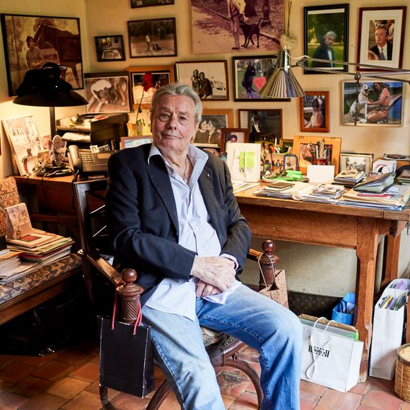 Exclusif - Alain Delon s'entretient avec Cyril Viguier dans sa maison de Douchy-Montcorbon © Cyril Moreau / Bestimage