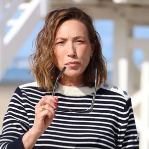 Dans celle-ci, on voit 300 enfants chanter en chœur le tube de Johnny Hallyday baptisé "Laura" devant une école portant le nom du musicien à Madagascar

Laura Smet - Photocall du jury sur la plage lors de la 52ème édition du Festival du Cinéma Américain de Deauville le 10 septembre 2026. © Denis Guignebourg / Bestimage