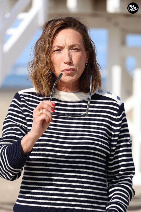 Dans celle-ci, on voit 300 enfants chanter en chœur le tube de Johnny Hallyday baptisé "Laura" devant une école portant le nom du musicien à Madagascar

Laura Smet - Photocall du jury sur la plage lors de la 52ème édition du Festival du Cinéma Américain de Deauville le 10 septembre 2026. © Denis Guignebourg / Bestimage