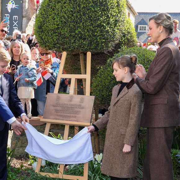 Le prince Albert II de Monaco, Le prince Jacques de Monaco, marquis des Baux, La princesse Gabriella de Monaco, comtesse de Carladès, La princesse Charlène de Monaco lors d'une visite à Matignon le 9 avril 2025. © Dominique Jacovides / Bestimage