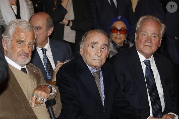 Jean-Paul Belmondo, Claude Brasseur et Christian Cambon avant que le président français François Hollande ne remette la médaille de la Légion d'Honneur à l'acteur français Claude Brasseur au Palais de l'Elysée, Paris, France, le 13 mars 2017. Photo by Henri Szwarc/ABACAPRESS.COM