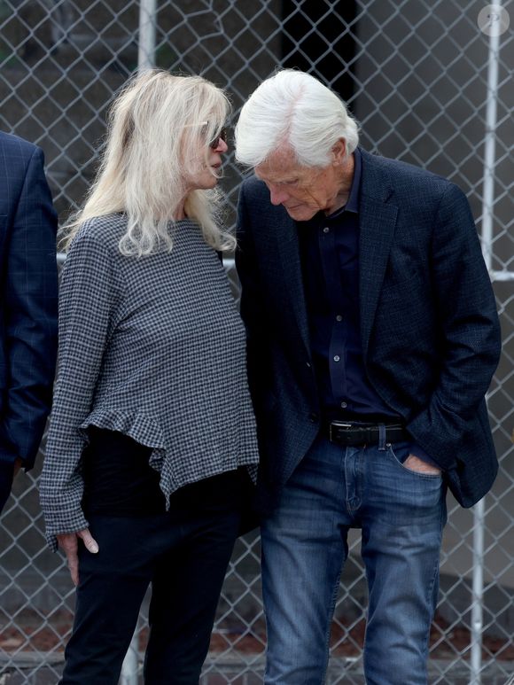 La mère de Matthew Perry, Suzanne Morrison, et son beau-père, Keith, arrivent au tribunal fédéral de Los Angeles (8 avril) avant la condamnation de la "reine de la kétamine", Jasveen Sangha, qui a fourni la kétamine à l'origine de la noyade de Matthew, la star de Friends, en 2024.
Backgrid USA / Bestimage