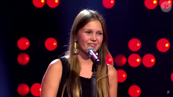Yana De Saedeleer lors de sa prestation dans The Voice van Vlaanderen, diffusée en 2016 sur VTM