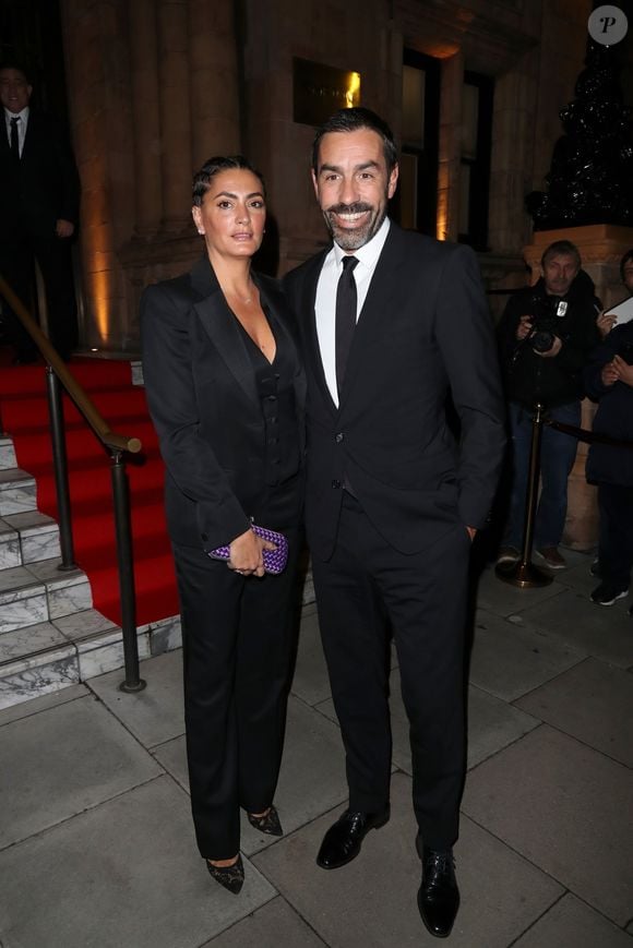 “Nous restons une famille ! Une famille différente, mais une famille quand même, qui s’aime et qui se soutient”, ajoutent Robert Pirès et Jessica

Robert Pirès et sa femme Jessica Lemarie à la sortie de la soirée "Global Gift Gala" au Kimpton Fitzroy à Londres, le 17 octobre 2019.