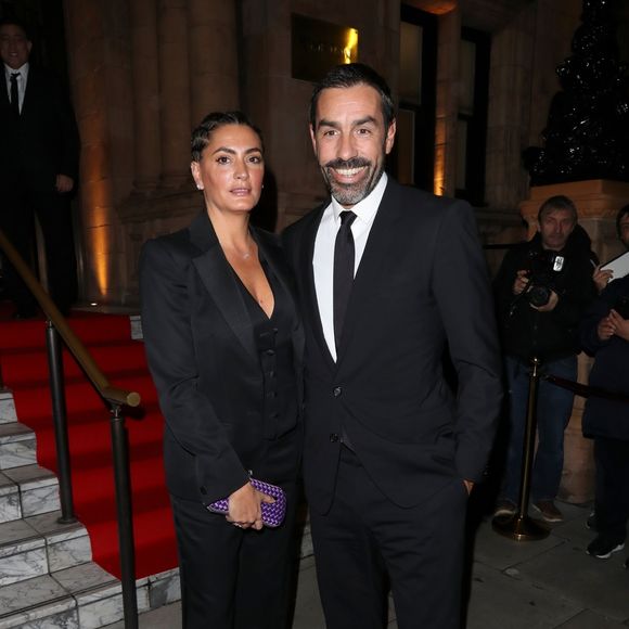 “Nous restons une famille ! Une famille différente, mais une famille quand même, qui s’aime et qui se soutient”, ajoutent Robert Pirès et Jessica

Robert Pirès et sa femme Jessica Lemarie à la sortie de la soirée "Global Gift Gala" au Kimpton Fitzroy à Londres, le 17 octobre 2019.