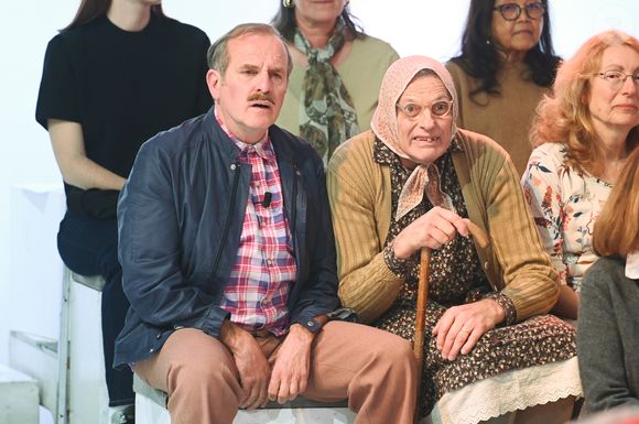 Si le duo comique triomphe dans toute la France, il souffre souvent d'une réputation de désamour auprès du public parisien.

Exclusif - Les Bodin's (Vincent Dubois et Jean-Christian Fraiscinet) lors de l'enregistrement de l'émission Vivement dimanche au studio Rive gauche, présentée par M.Drucker, diffusée sur France 3 le 10 mai 2026, à Paris, France, le 14 avril 2026. © Guillaume Gaffiot/Bestimage