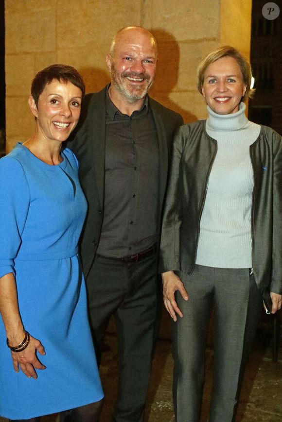 Dominique et son mari Philippe Etchebest avec Virginie Calmels (Adjointe au Maire de Bordeaux et Tête de liste " les Républicains " aux élections Régionale) - Le chef Bordelais Philippe Etchebest inaugure son restaurant "Le 4ème mur" en présence de Alain Juppé sous les galeries de l'opera de Bordeaux, en face du restaurant de son concurrent Gordon Ramsay le 5 octobre 2015. A cette occasion il a reçu Alain Juppé, maire de la ville, et lui a fait decouvrir les coulisses de son restaurant .
© Jean-Marc Lhomer / Bestimage