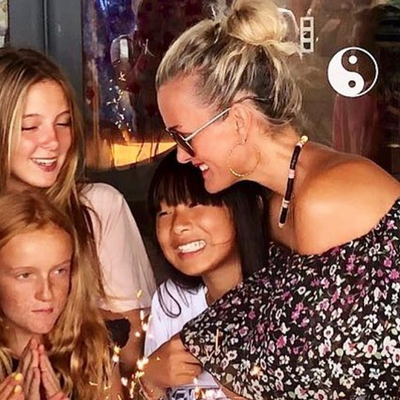 Jade Hallyday fête ses 14 ans avec sa mère Laeticia et ses amies à Saint-Barthélemy le 3 août 2018.
