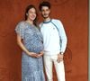 Parents de deux jeunes filles, le couple accorde une place centrale à son équilibre familial.

Pierre Niney et sa compagne Natasha Andrews, enceinte de leur deuxième enfant, à Roland Garros 2019 à Paris, le 9 juin 2019.

© Jacovides - Moreau / Bestimage