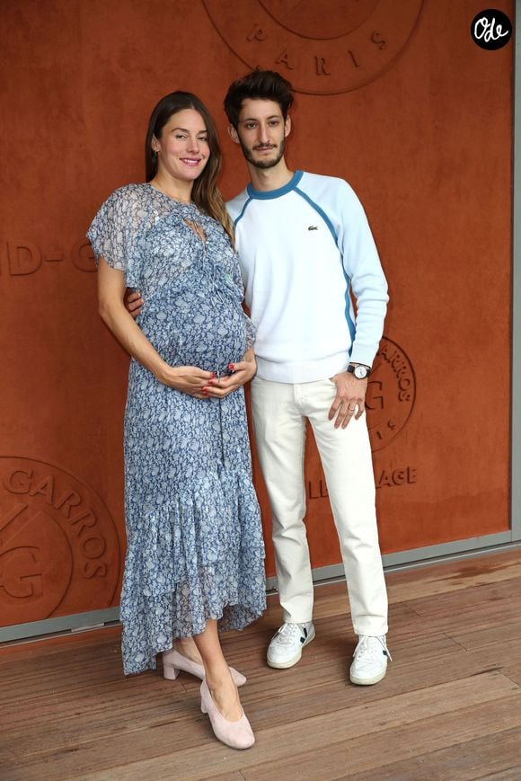 Parents de deux jeunes filles, le couple accorde une place centrale à son équilibre familial.

Pierre Niney et sa compagne Natasha Andrews, enceinte de leur deuxième enfant, à Roland Garros 2019 à Paris, le 9 juin 2019.

© Jacovides - Moreau / Bestimage