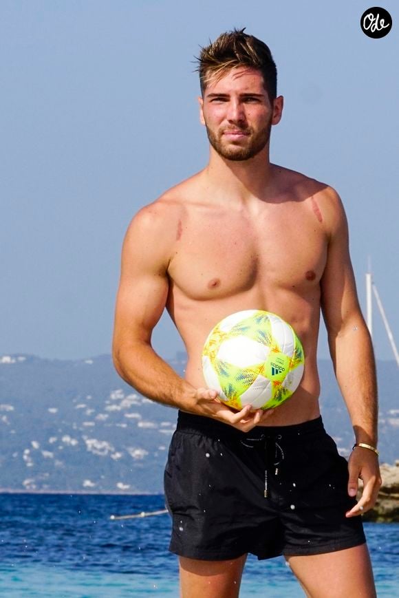 Exclusif - Luca Zidane a été aperçu avec des amis en train de jouer au football sur une plage à Ibiza en Espagne, le 14 juin 2019.