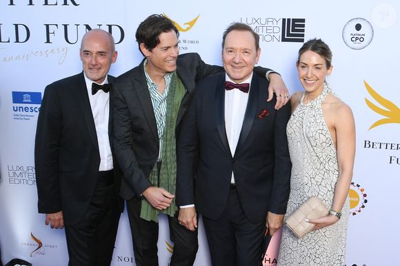 Gilles Muzas (ancien conseiller politique, secrétaire général de la fondation Better World Fund), Kevin Spacey, Jaron Lowenstein et une autre invitée - Soirée de gala "Better World Fund" à l'hôtel Carlton lors du 78ème Festival International du Film de Cannes le 20 mai 2025. © Lionel Urman/Bestimage