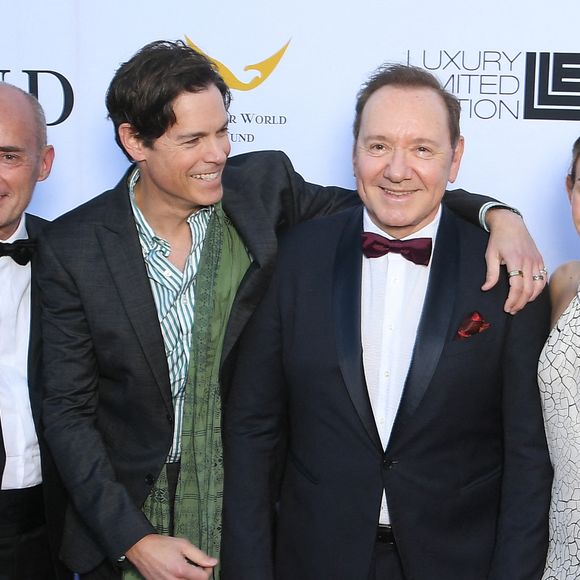 Gilles Muzas (ancien conseiller politique, secrétaire général de la fondation Better World Fund), Kevin Spacey, Jaron Lowenstein et une autre invitée - Soirée de gala "Better World Fund" à l'hôtel Carlton lors du 78ème Festival International du Film de Cannes le 20 mai 2025. © Lionel Urman/Bestimage
