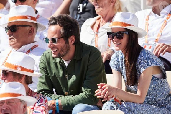 Vianney et sa femme Catherine Robert dans les tribunes des Internationaux de France de tennis de Roland Garros 2024 à Paris le 7 juin 2024. © Jacovides-Moreau/Bestimage
