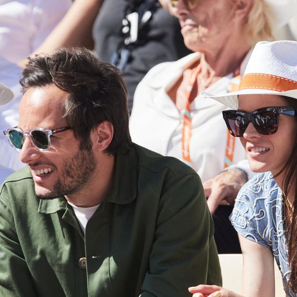 Vianney et sa femme Catherine Robert dans les tribunes des Internationaux de France de tennis de Roland Garros 2024 à Paris le 7 juin 2024. 

© Jacovides-Moreau/Bestimage