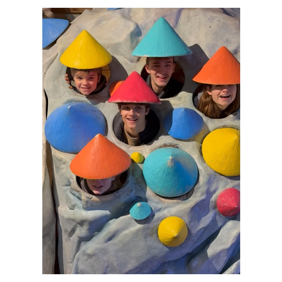 Elodie Gossuin profite d'un séjour familial en Bretagne.