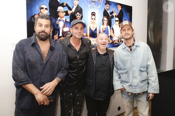 Artus, Philippe Lacheau, Philippe Shangti et Arnaud Toupense, lors de la présentation de l'œuvre "No Judgement here" de Philippe Shangti avec l'équipe du film "Un p'tit truc en plus" au studio Harcourt à Paris le 4 juin 2025. © Jack Tribeca / Bestimage