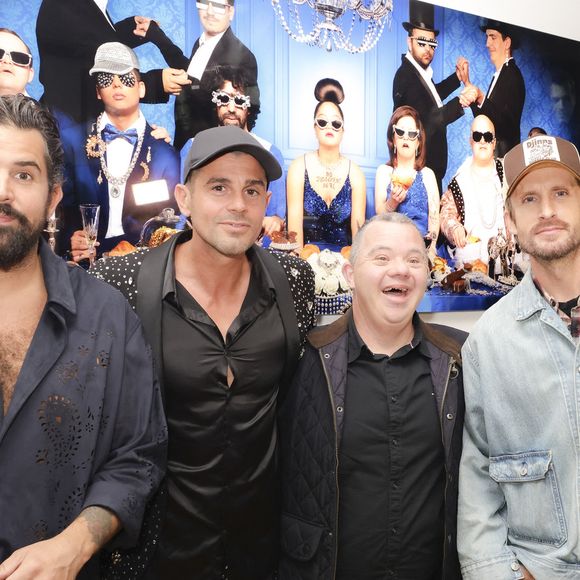 Artus, Philippe Lacheau, Philippe Shangti et Arnaud Toupense, lors de la présentation de l'œuvre "No Judgement here" de Philippe Shangti avec l'équipe du film "Un p'tit truc en plus" au studio Harcourt à Paris le 4 juin 2025. © Jack Tribeca / Bestimage