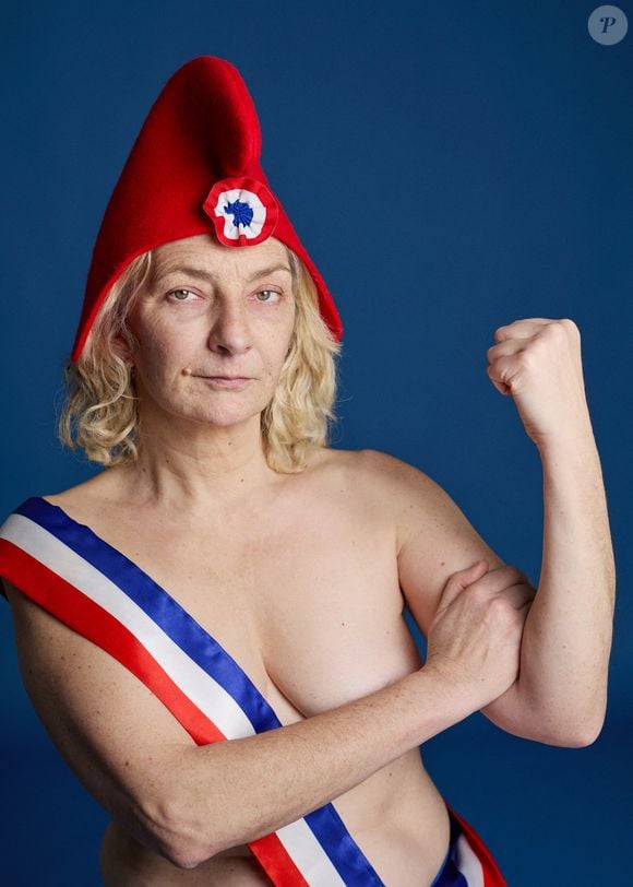 Corinne Masiero pose pour Marianne(s) exposition photographique engagée à l’Hôtel des Gabelles à Versailles, France en 2025. © Silvie Castioni/Bestimage