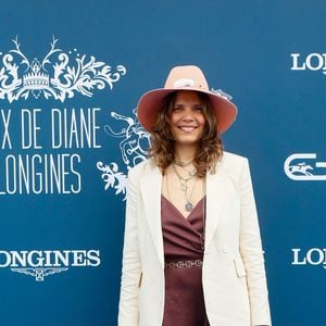 Semi-exclusif - Vanille Clerc (fille de Julien Clerc et de Virginie Coupérie-Eiffel) - People au prix de Diane à l'hippodrome de Chantilly, France, le 16 juin 2024. © Christophe Clovis / Bestimage