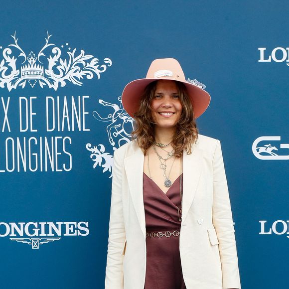 Semi-exclusif - Vanille Clerc (fille de Julien Clerc et de Virginie Coupérie-Eiffel) - People au prix de Diane à l'hippodrome de Chantilly, France, le 16 juin 2024. © Christophe Clovis / Bestimage